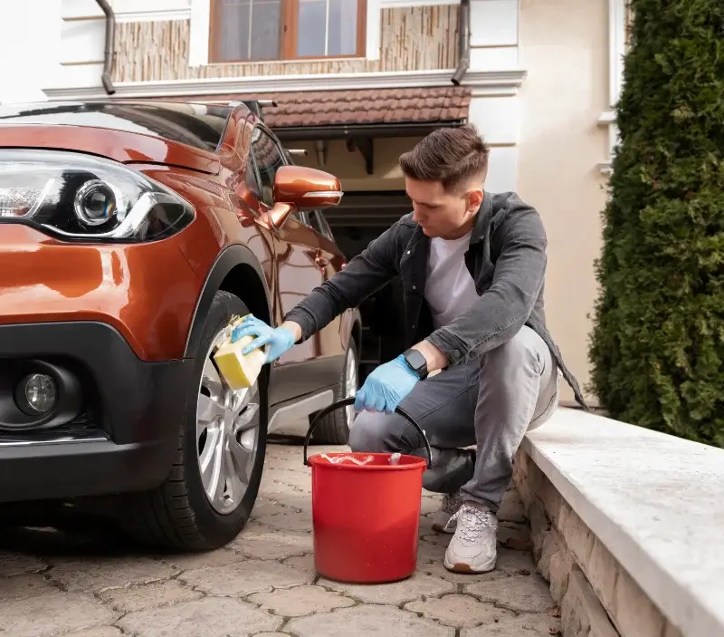 Lavage auto à domicile Augy-sur-Aubois : professionnel intervenant sur un véhicule